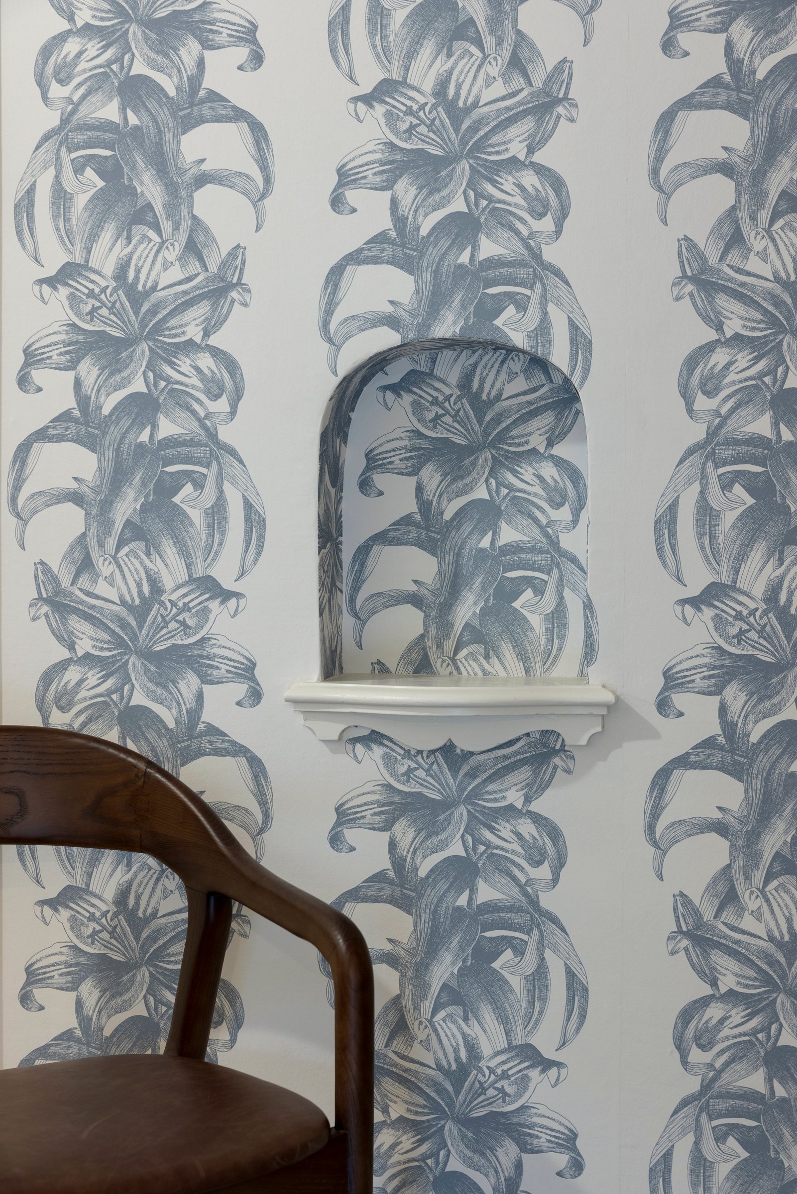 Wall nook with patterned wallpaper and built-in shelving detail